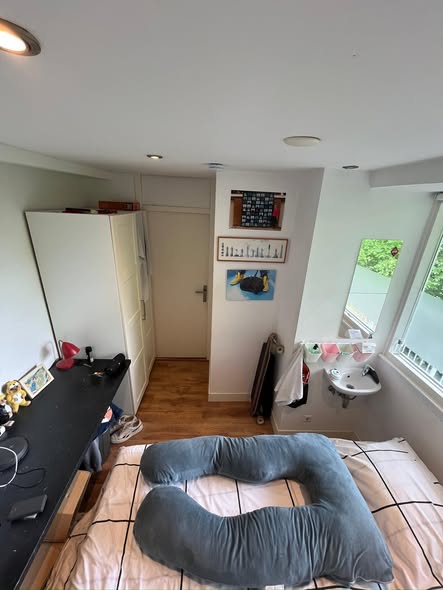 Image accompanying room listing