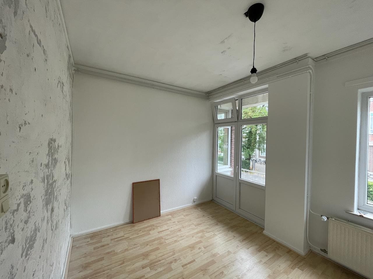 Image accompanying room listing