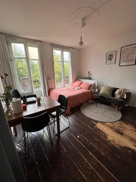 Image accompanying room listing