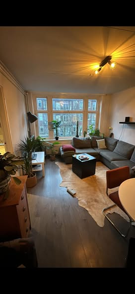 Image accompanying room listing