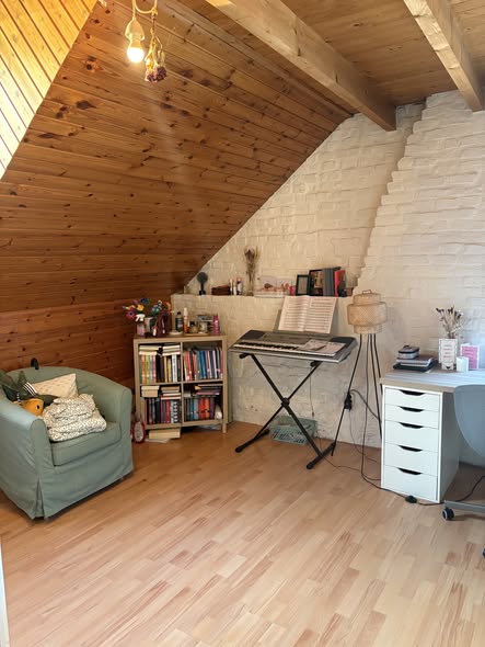 Image accompanying room listing
