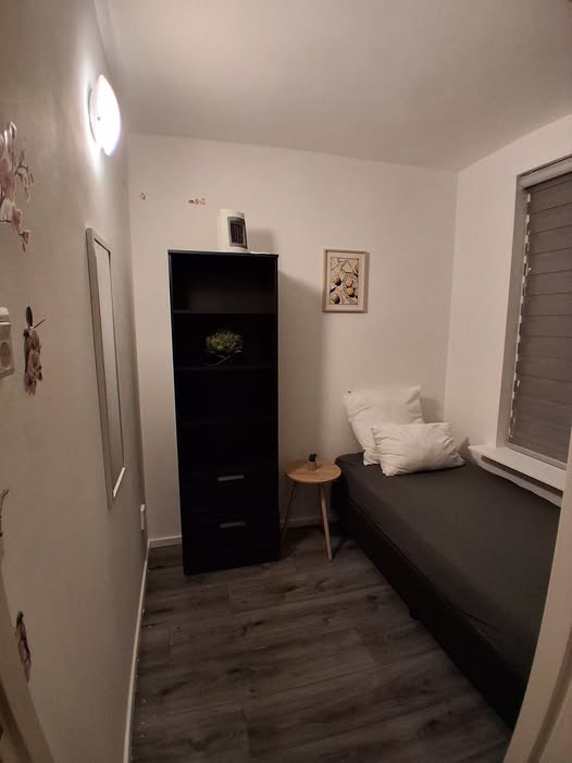 Image accompanying room listing