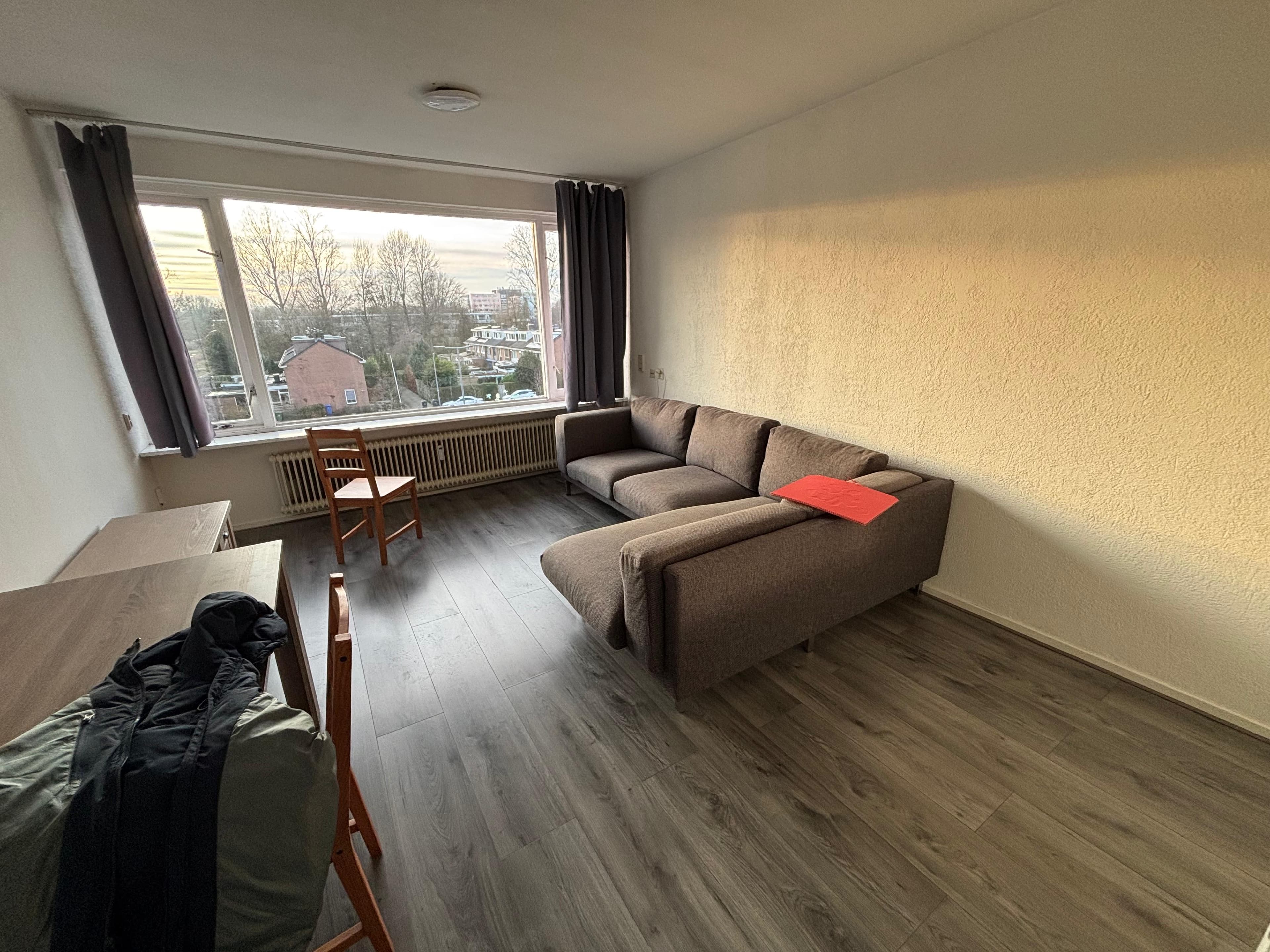 Image accompanying room listing