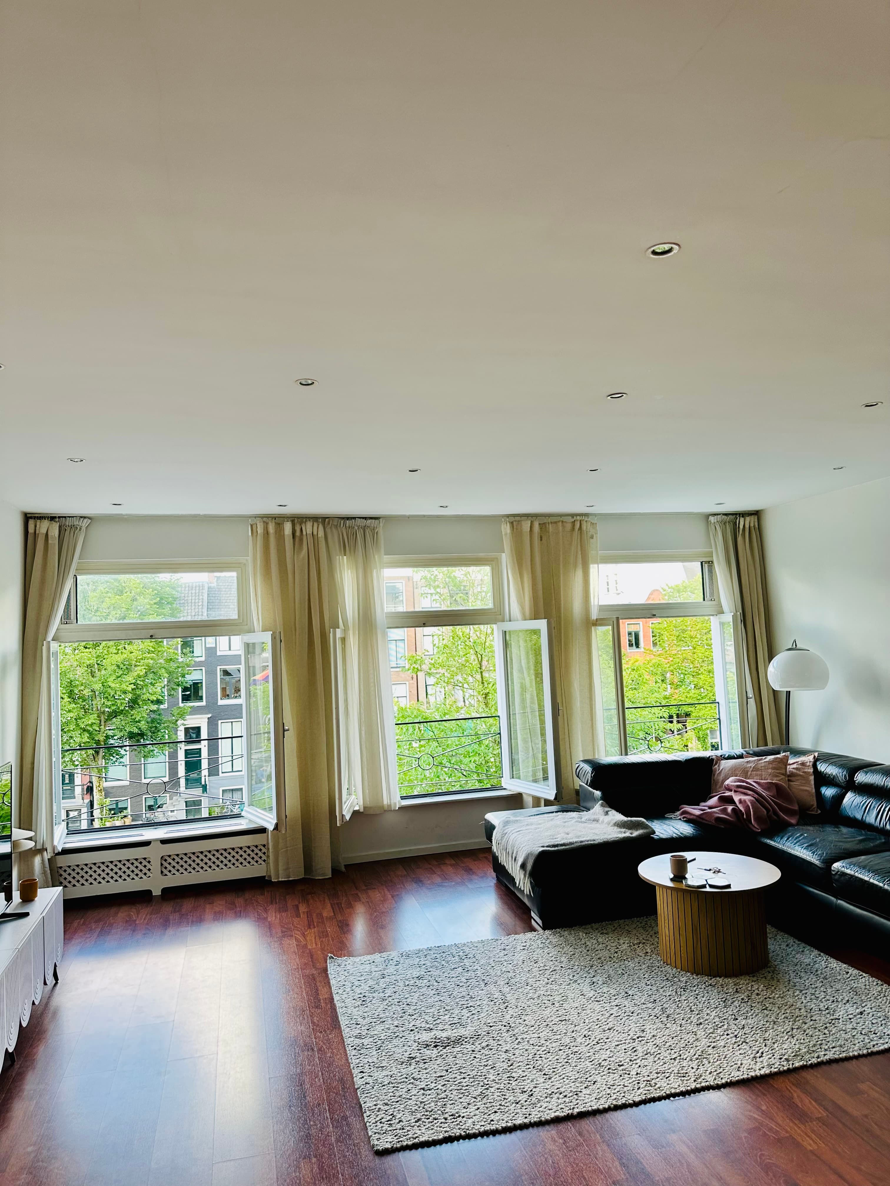 Image accompanying room listing