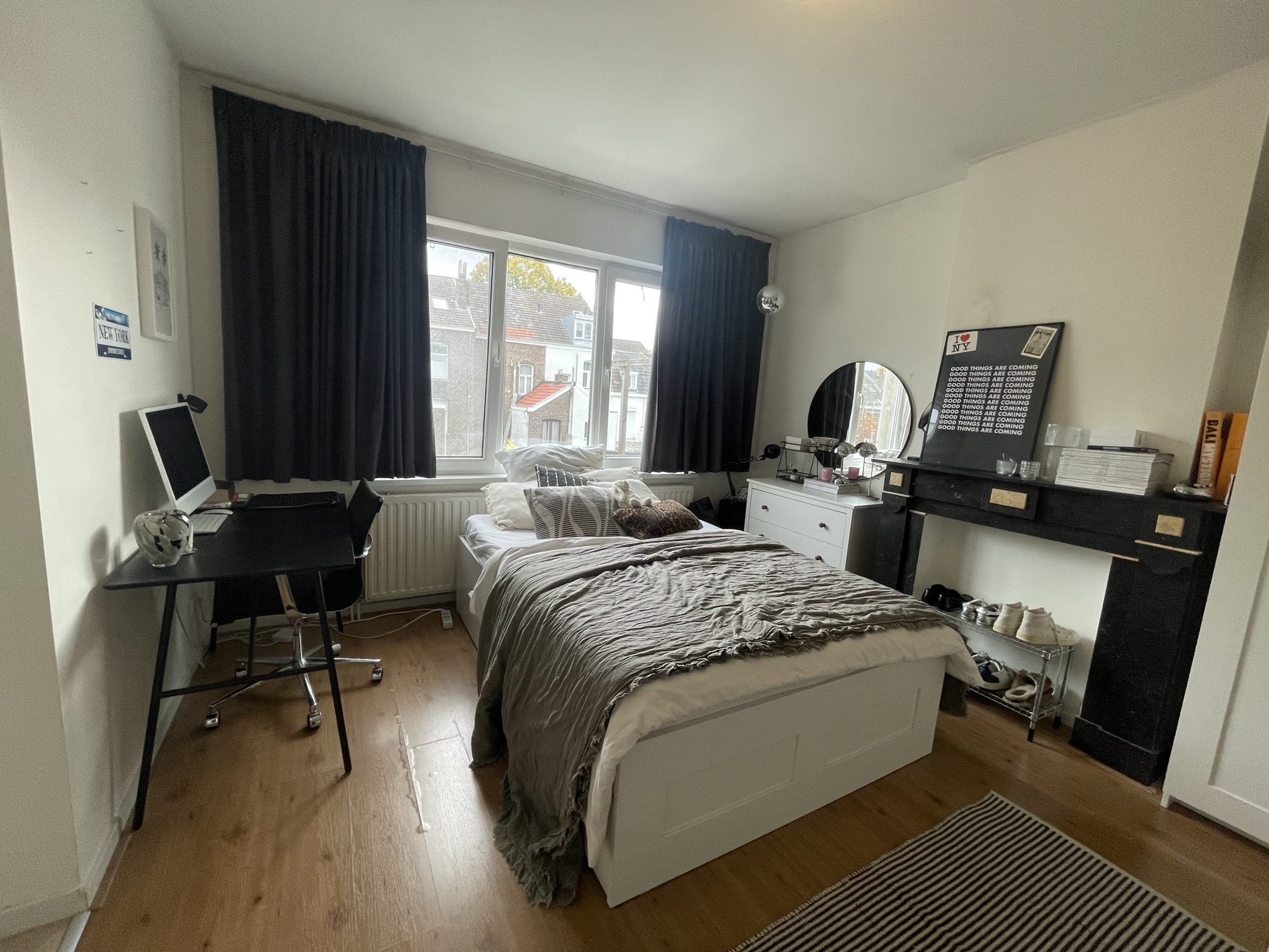Image accompanying room listing