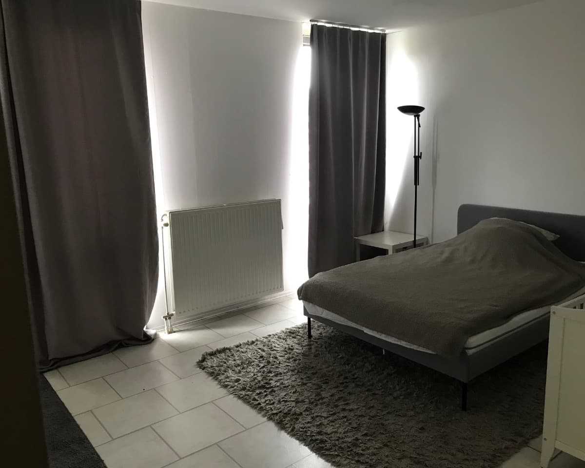 Image accompanying room listing