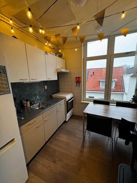 Image accompanying room listing