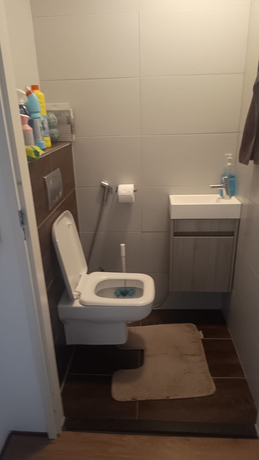 Image accompanying room listing