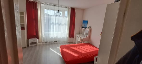 Image accompanying room listing
