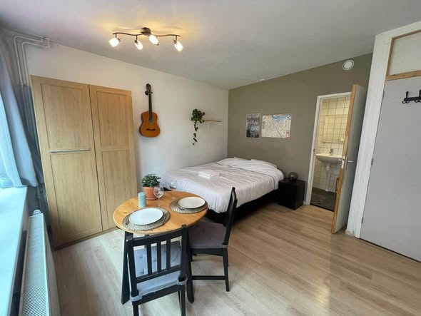 Image accompanying room listing