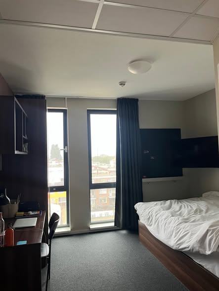 Image accompanying room listing