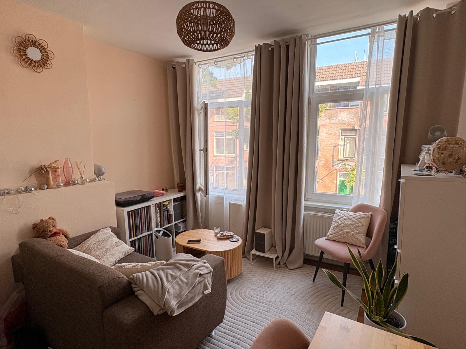 Image accompanying room listing