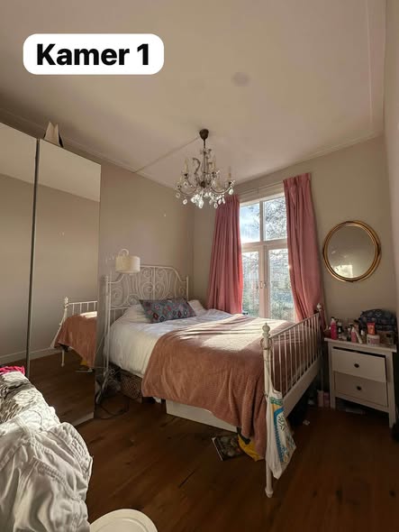 Image accompanying room listing