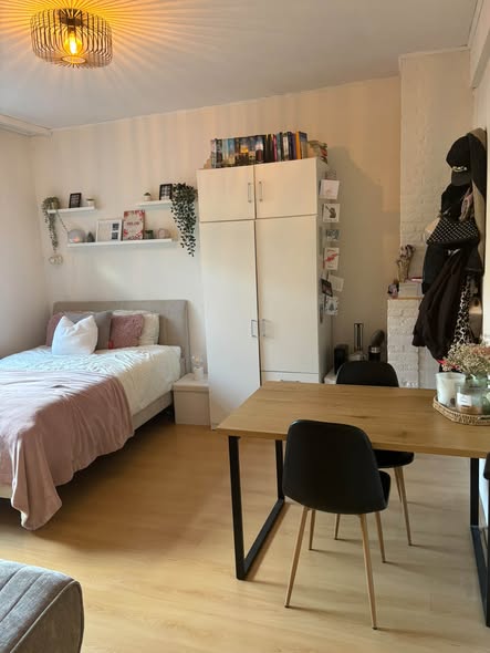 Image accompanying room listing