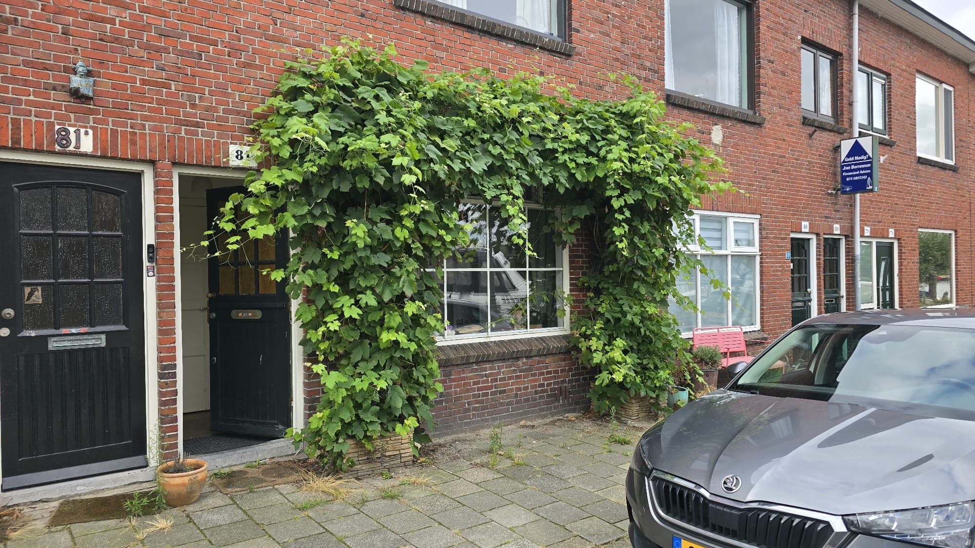 Image accompanying room listing