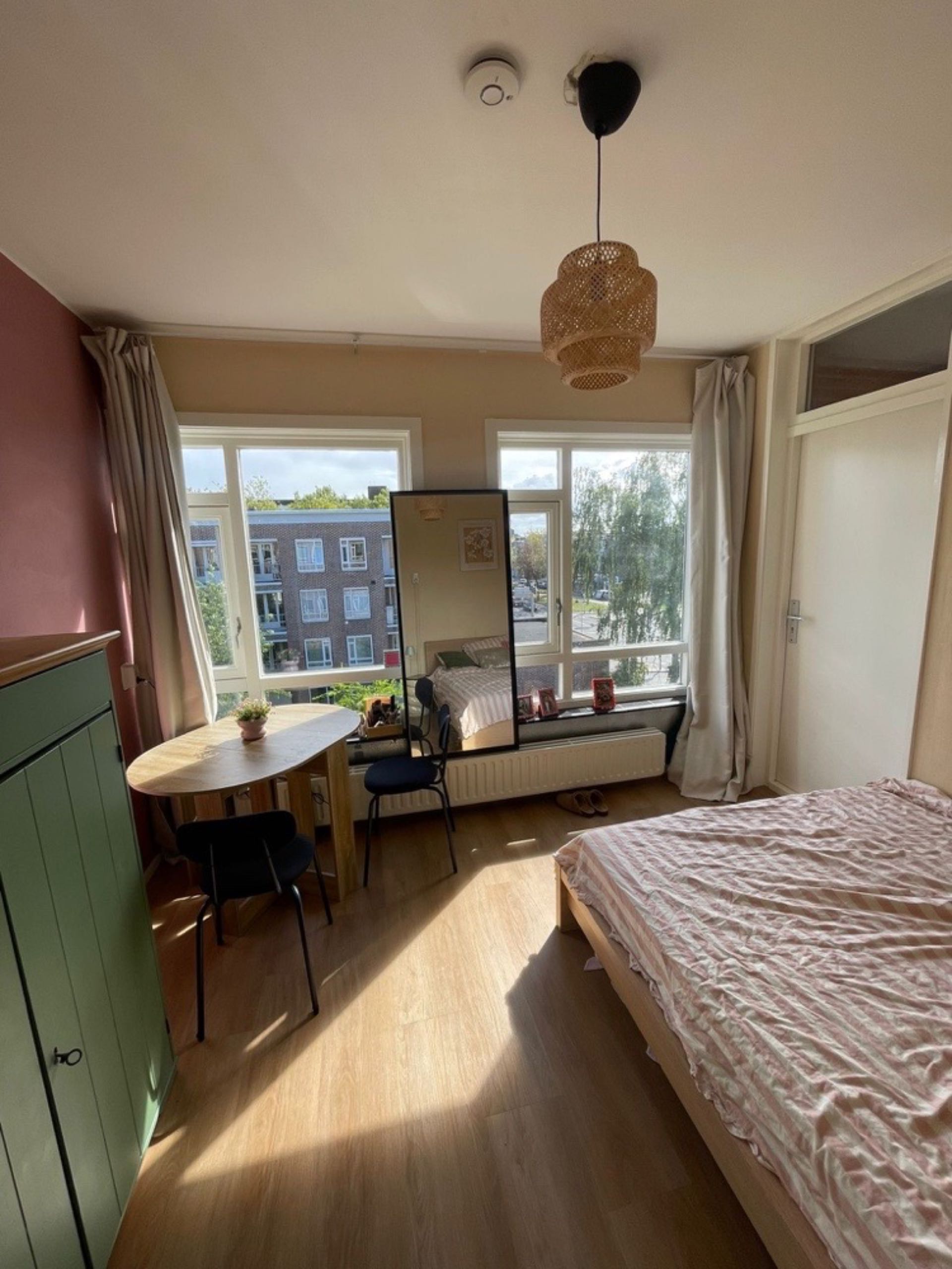 Image accompanying room listing