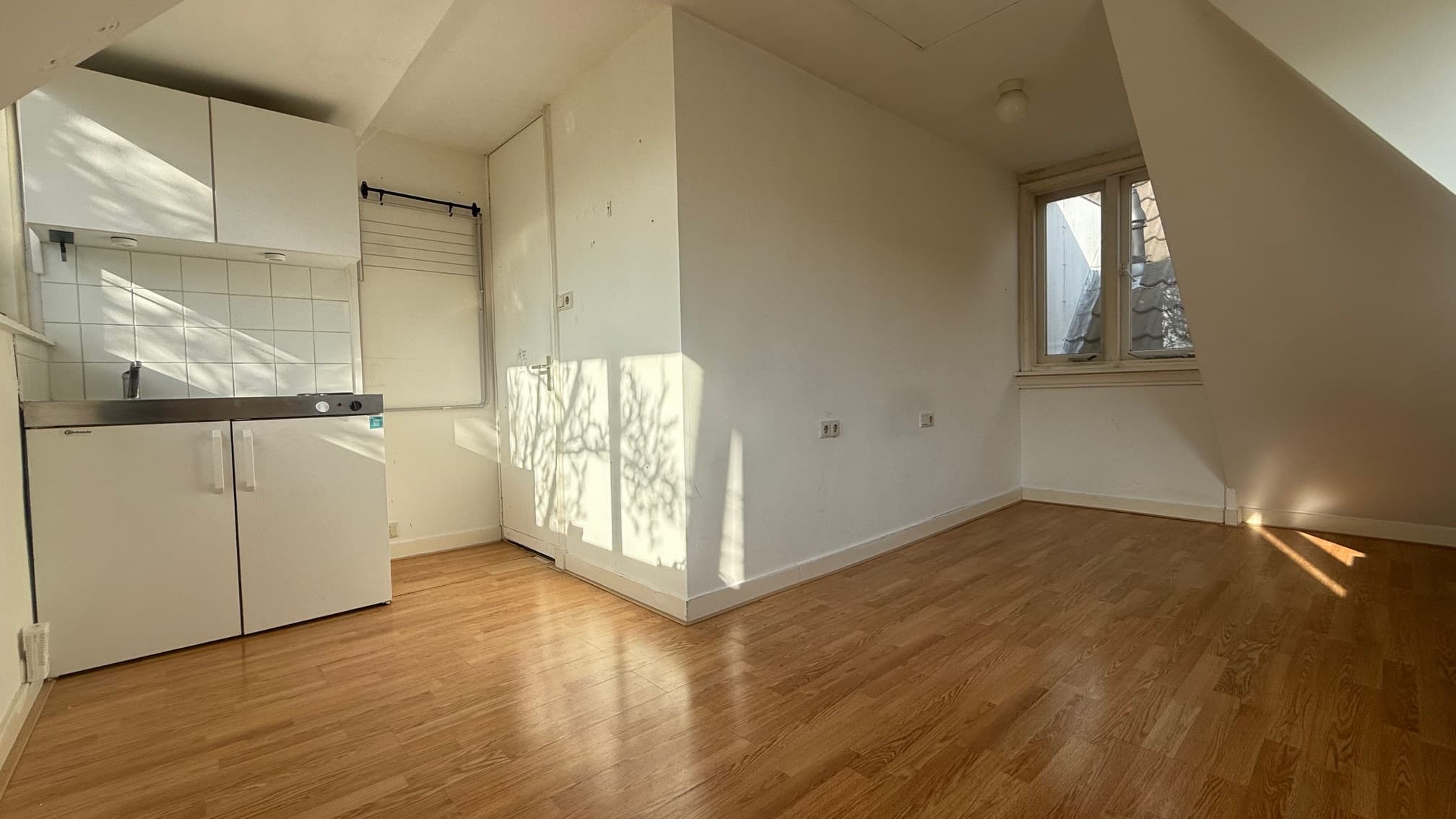 Image accompanying room listing