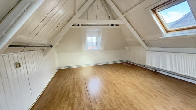 Image accompanying room listing