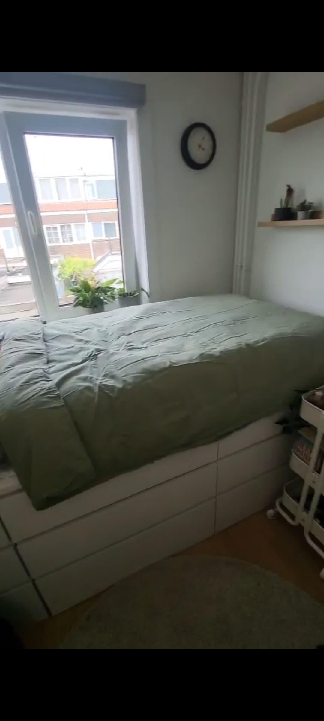Image accompanying room listing