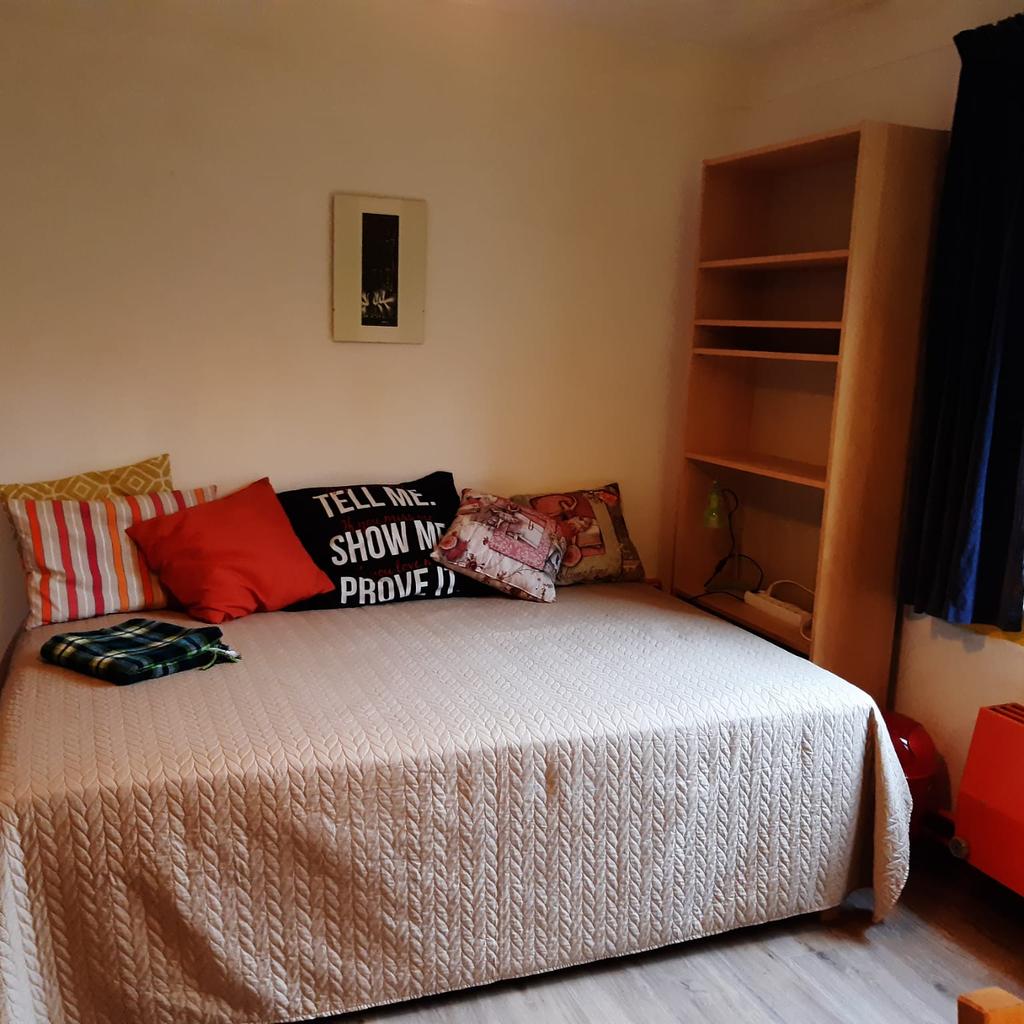 Image accompanying room listing