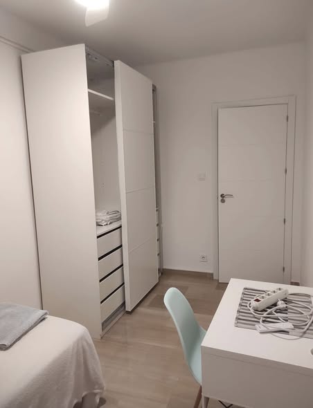 Image accompanying room listing