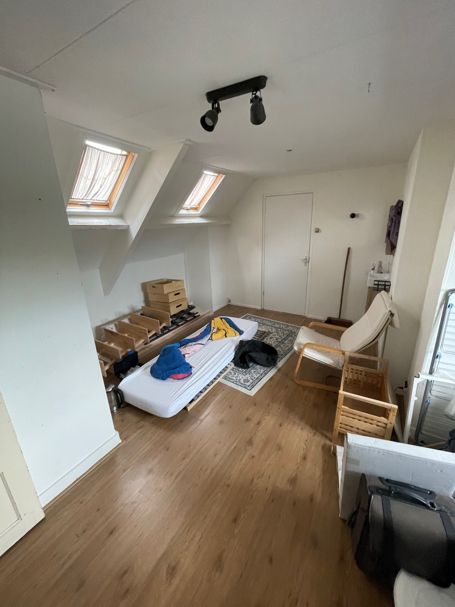 Image accompanying room listing
