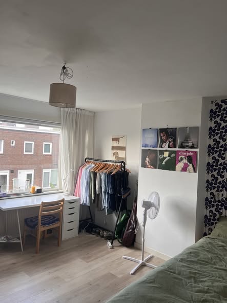 Image accompanying room listing