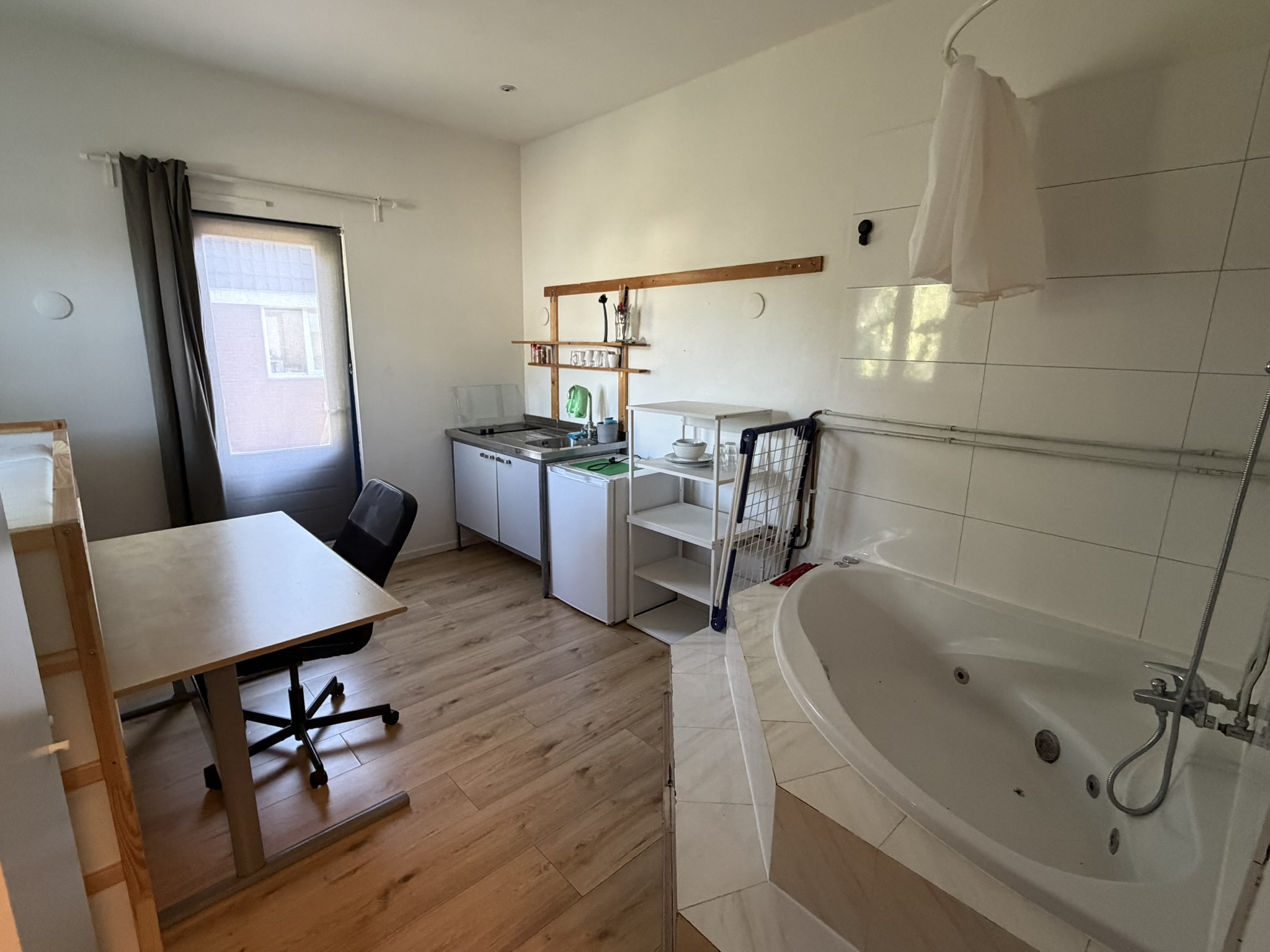 Image accompanying room listing