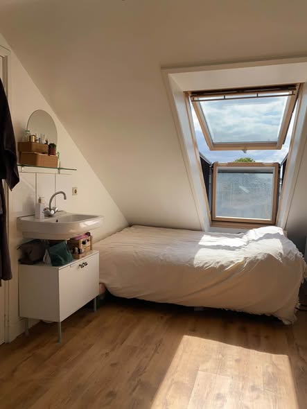 Image accompanying room listing