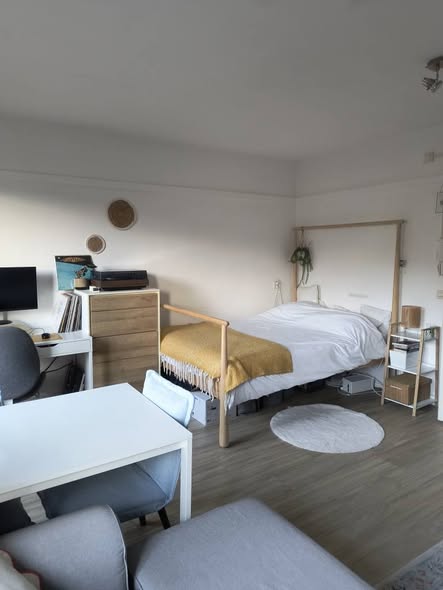 Image accompanying room listing