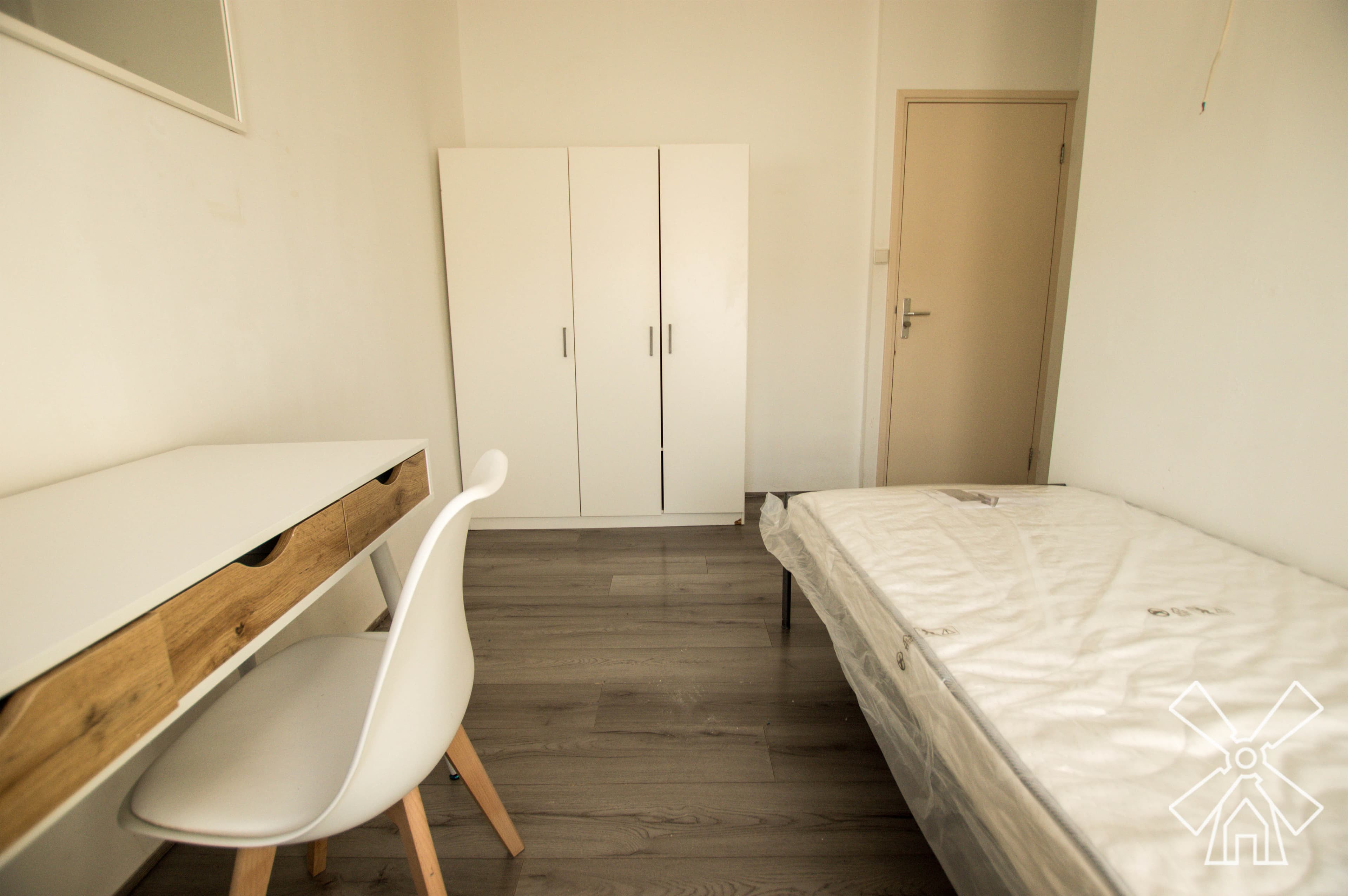 Image accompanying room listing
