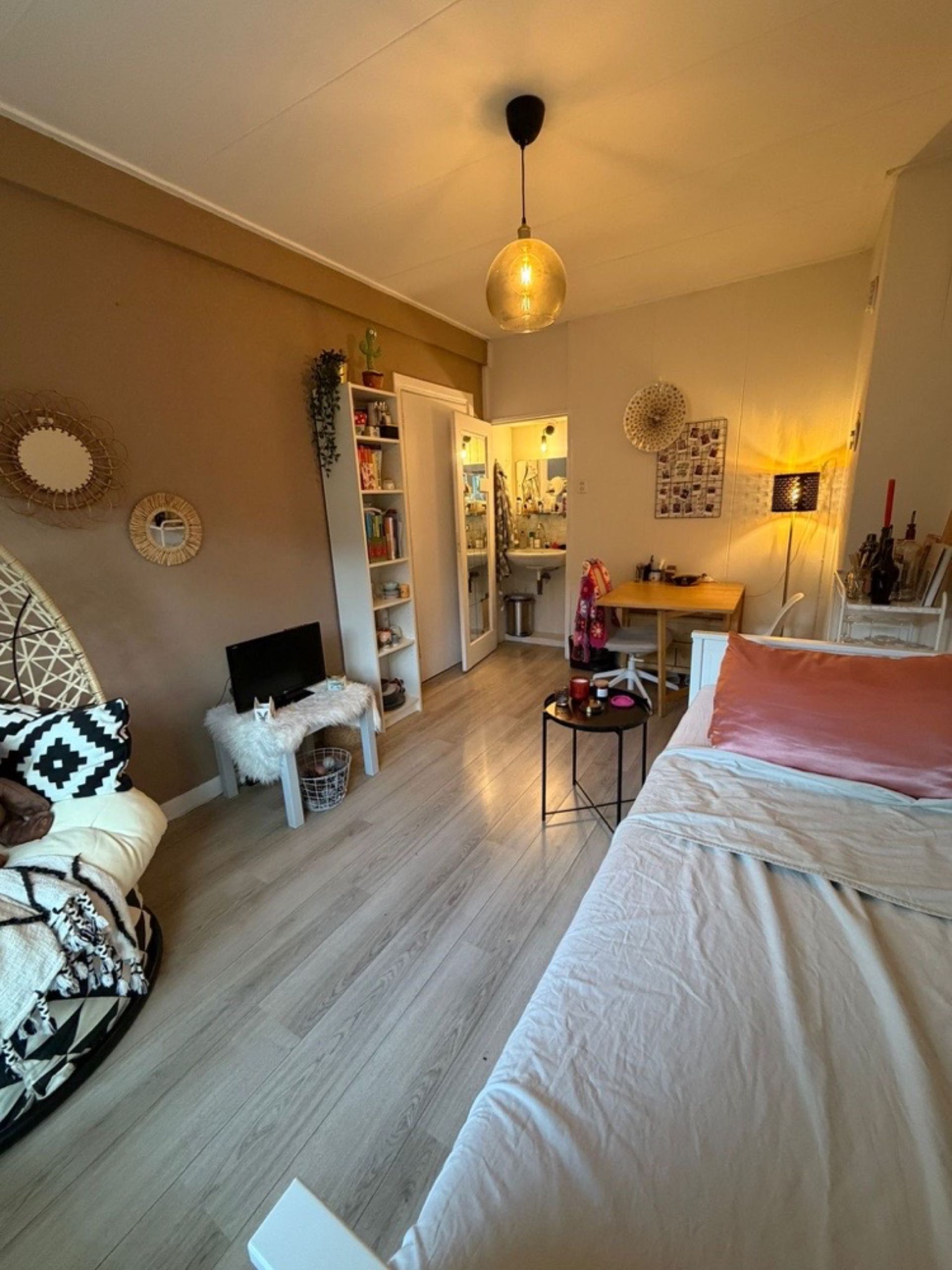 Image accompanying room listing