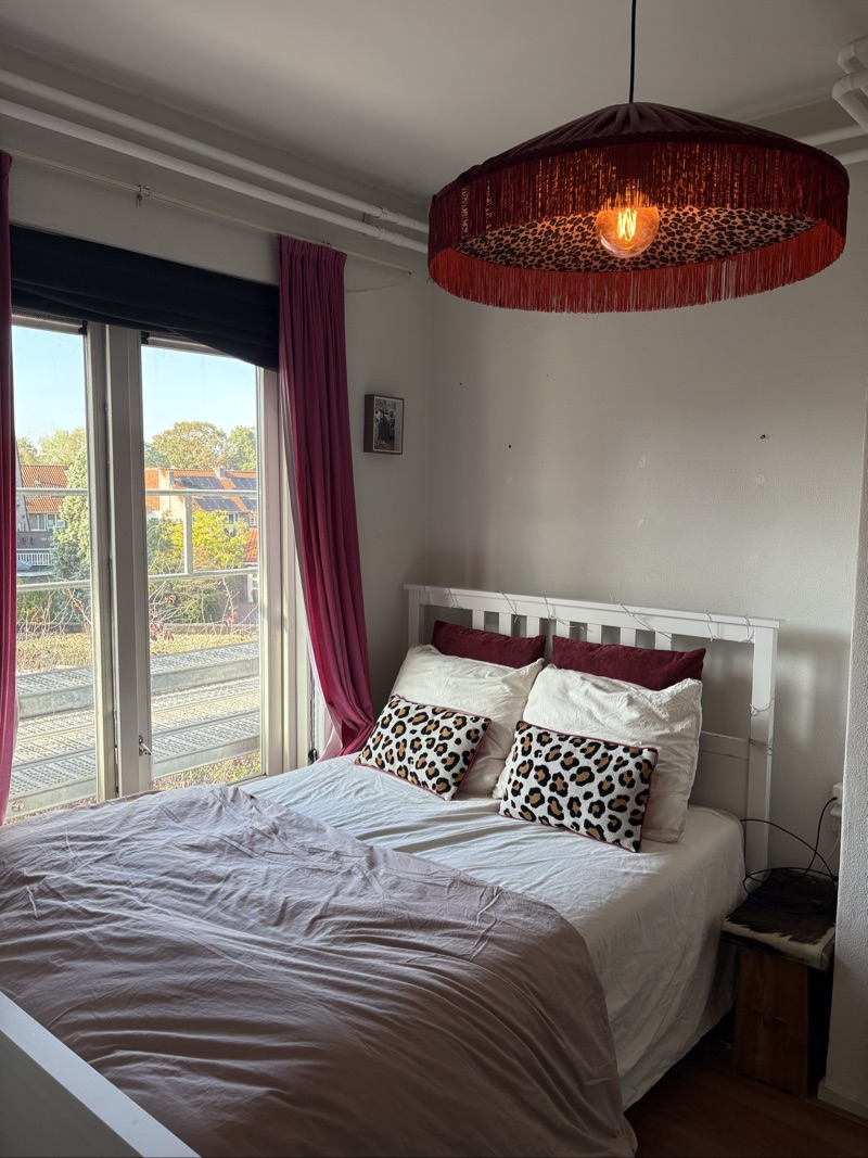 Image accompanying room listing