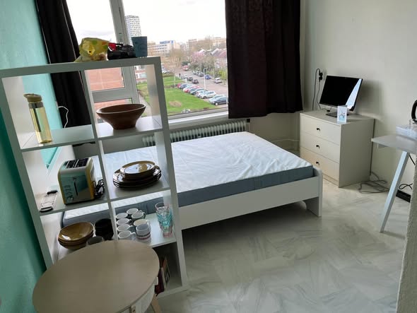 Image accompanying room listing