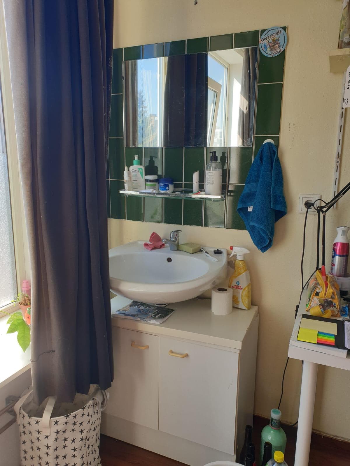 Image accompanying room listing