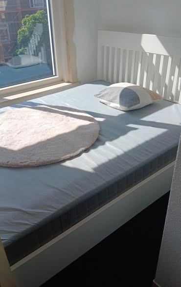 Image accompanying room listing