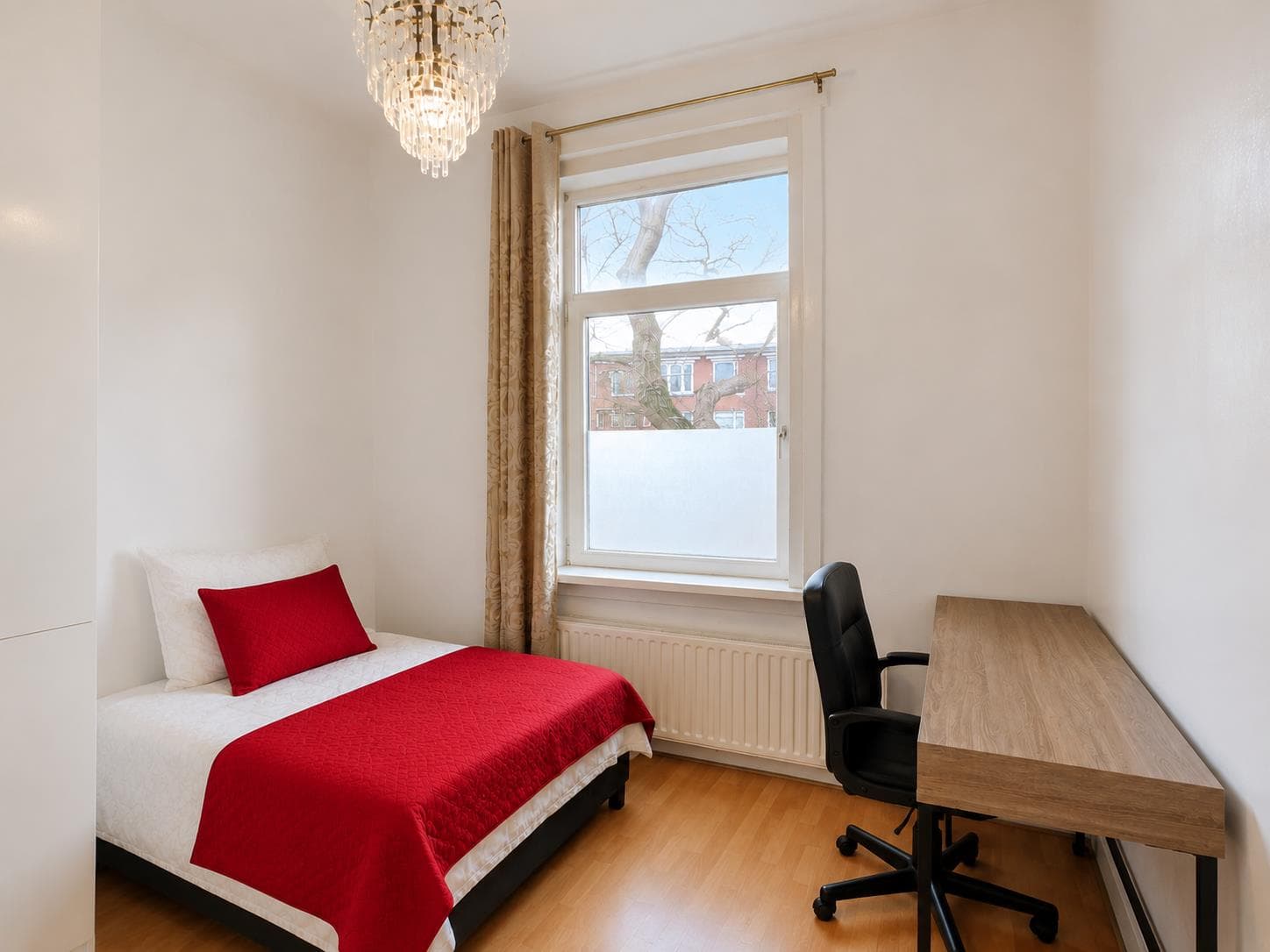 Image accompanying room listing