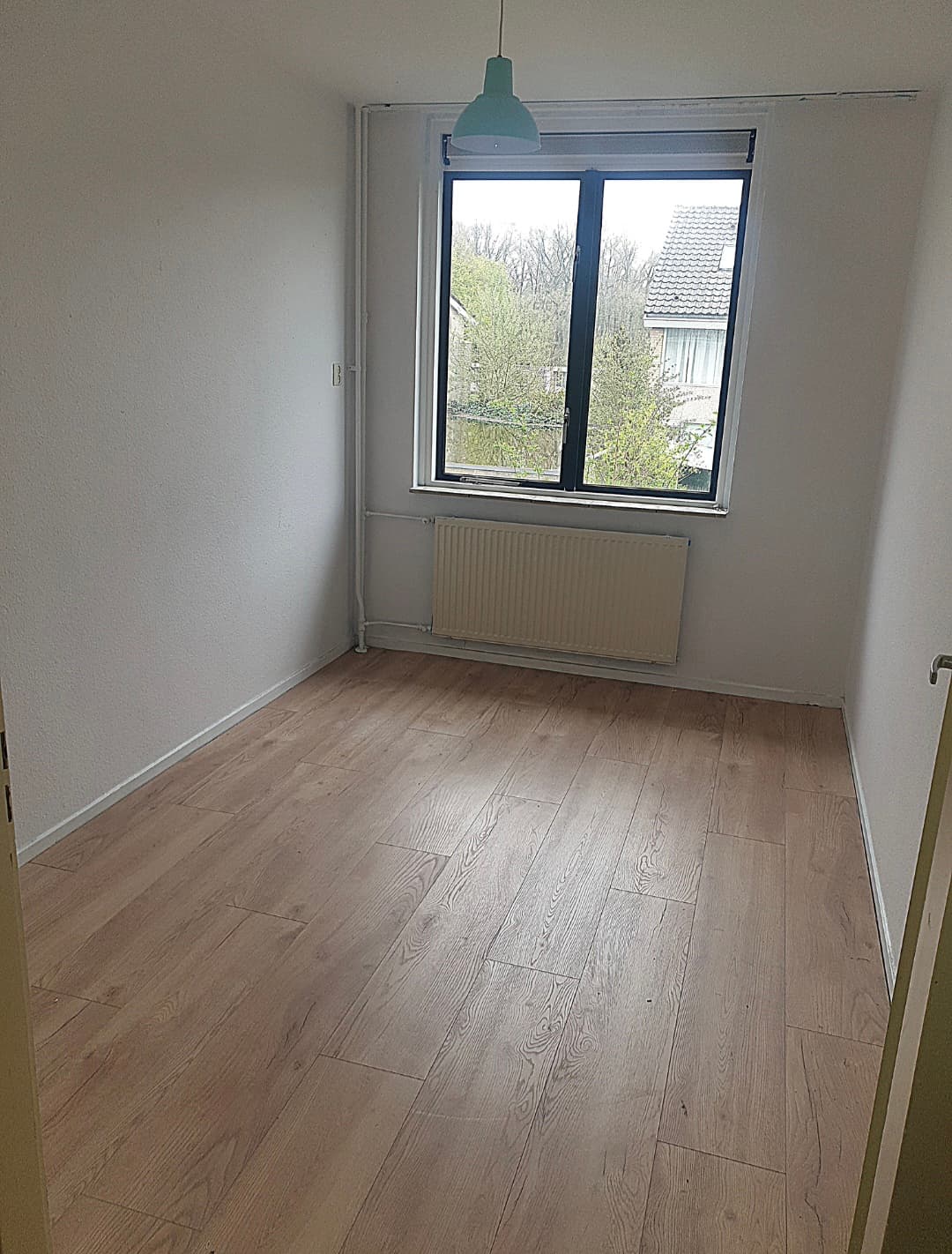 Image accompanying room listing