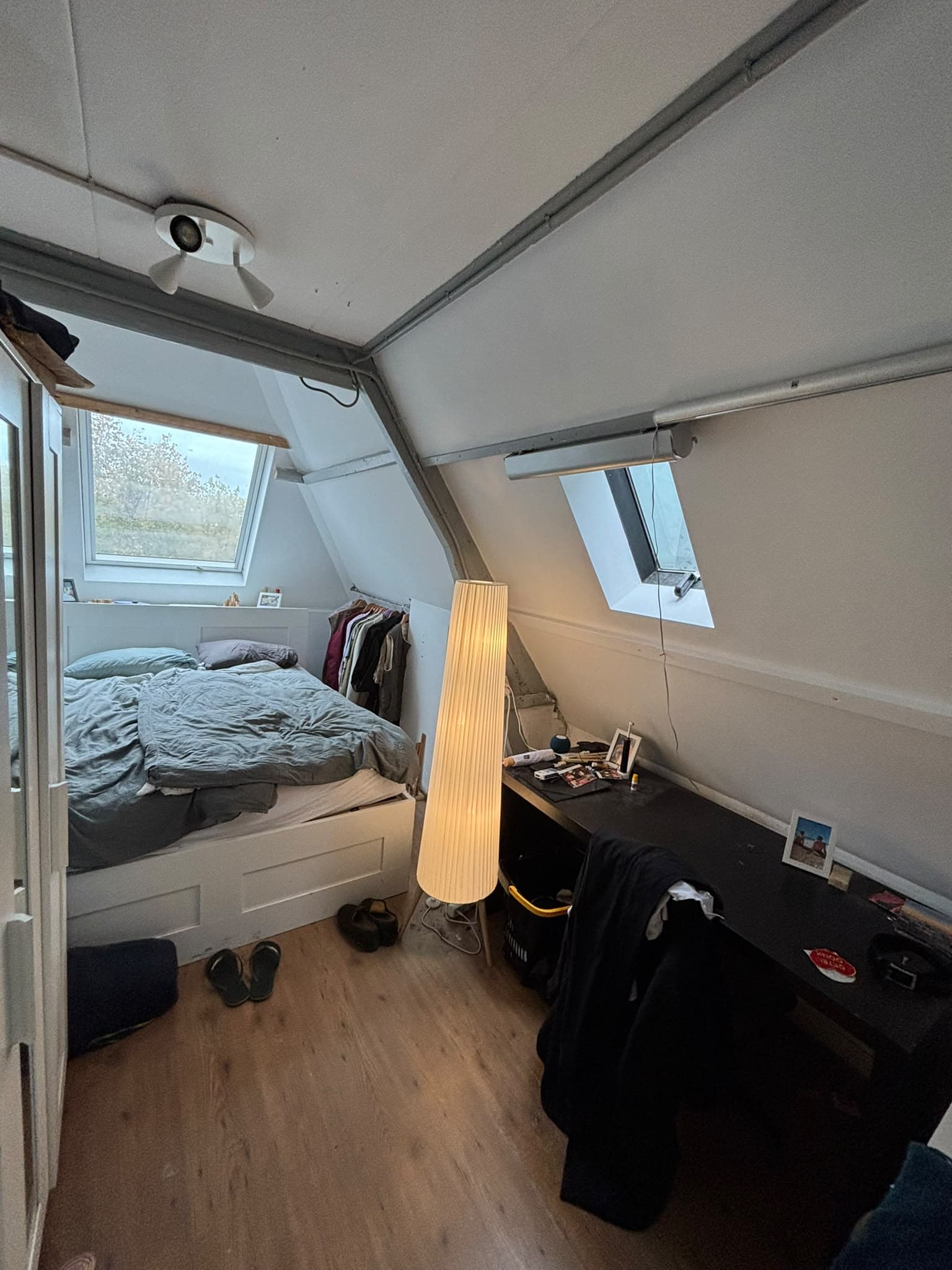 Image accompanying room listing