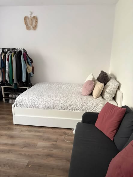 Image accompanying room listing