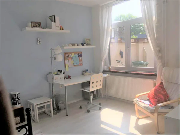 Image accompanying room listing