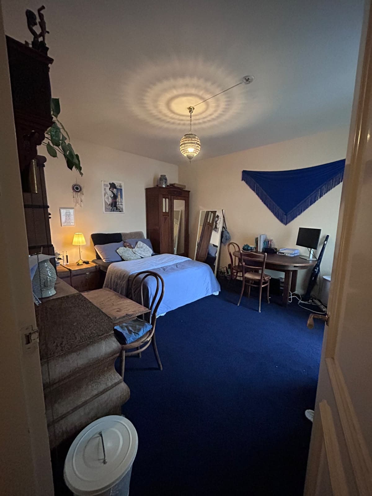 Image accompanying room listing