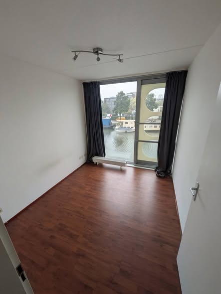 Image accompanying room listing