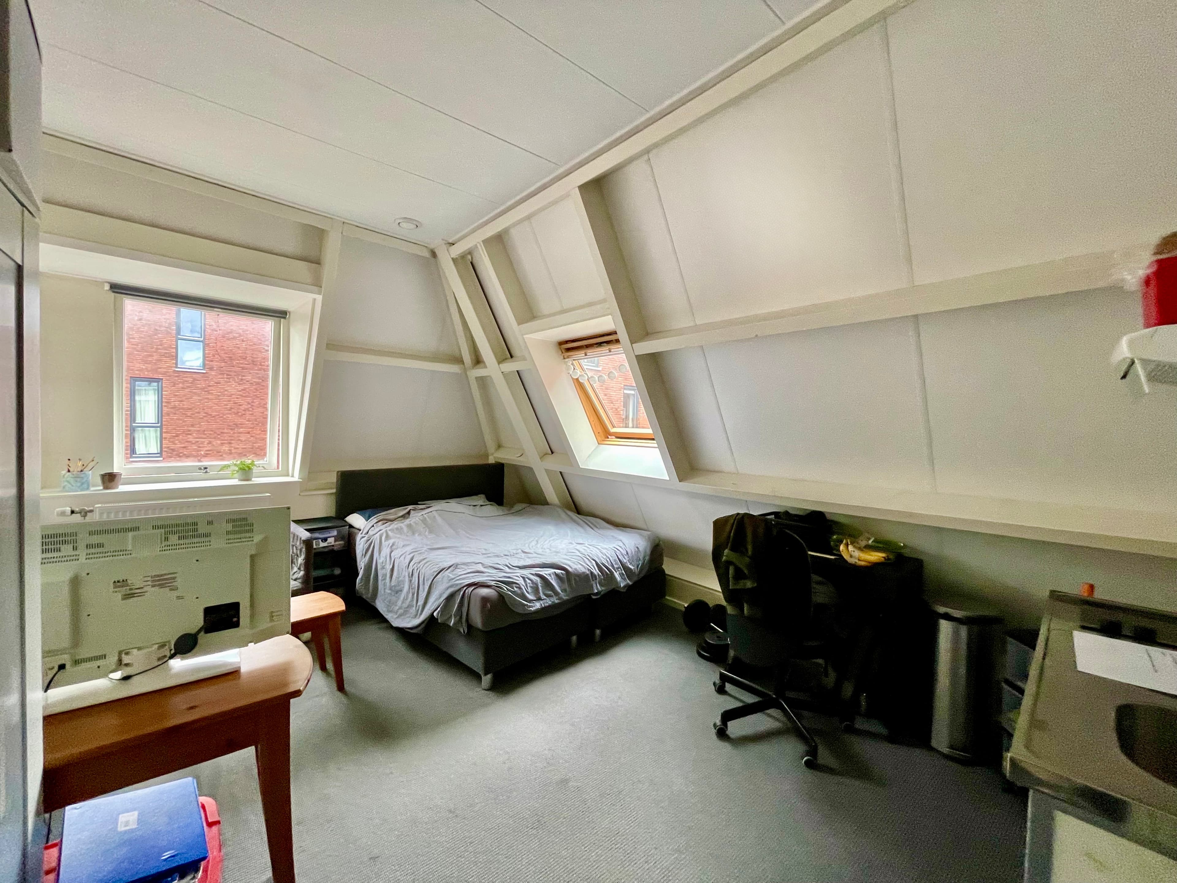 Image accompanying room listing