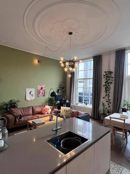 Image accompanying room listing