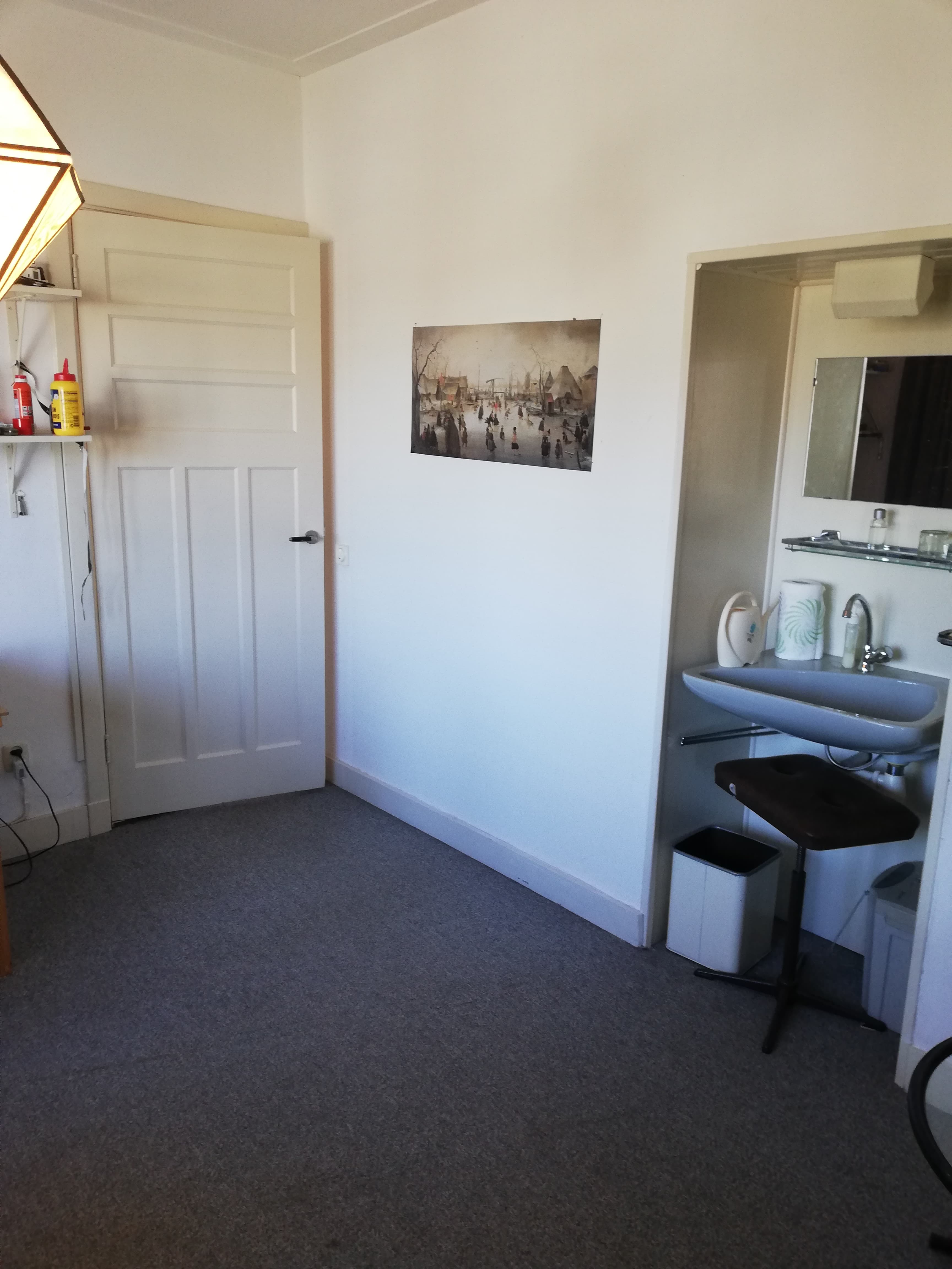 Image accompanying room listing
