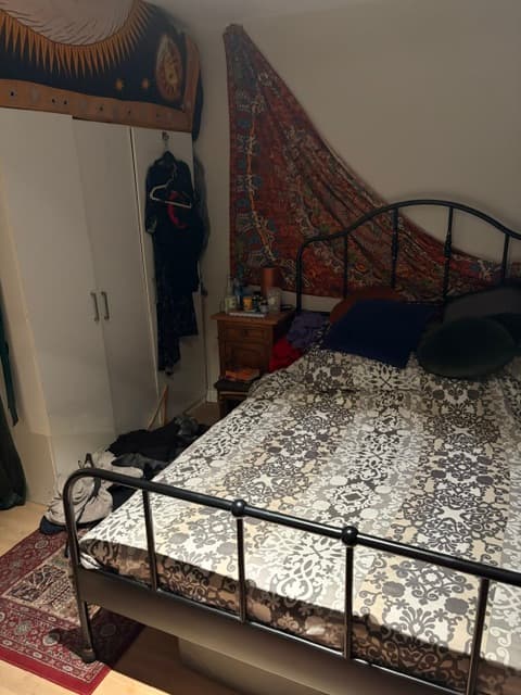 Image accompanying room listing