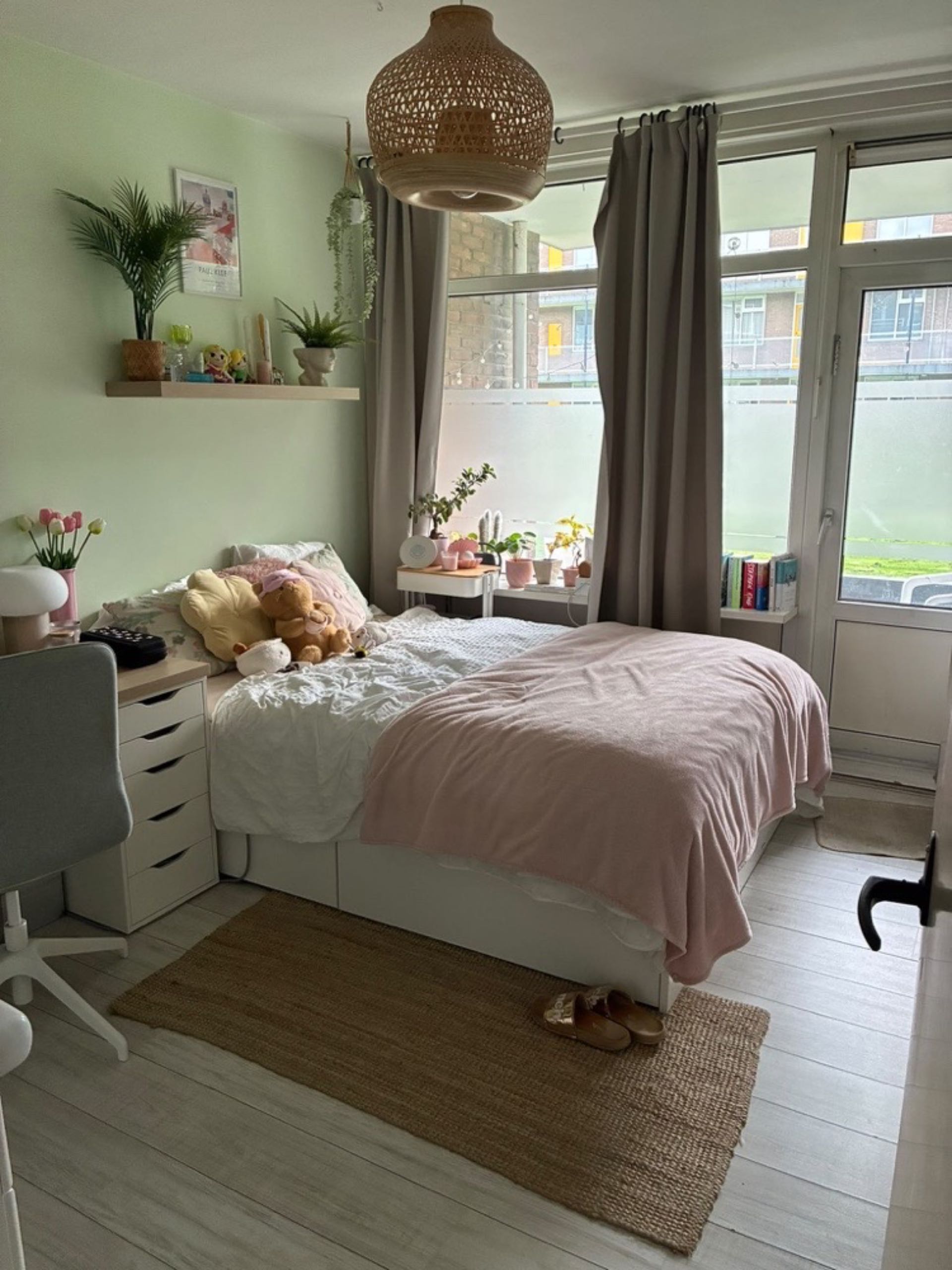 Image accompanying room listing