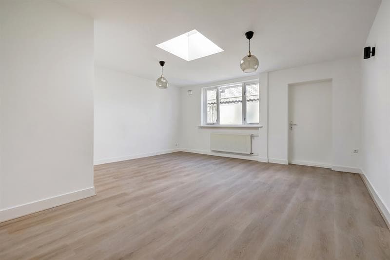 Image accompanying room listing