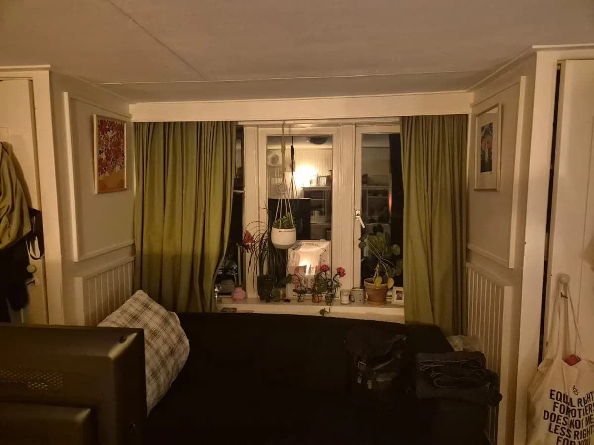 Image accompanying room listing